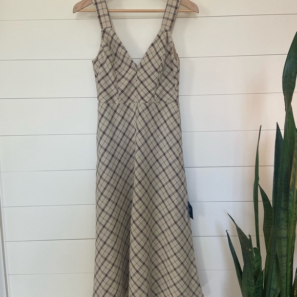Lulus Dresses & Skirts - New w tags, lulu’s MIDI sleeveless dress w zipper